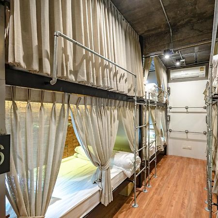 Siam Plug In Hostel Bangkok Esterno foto