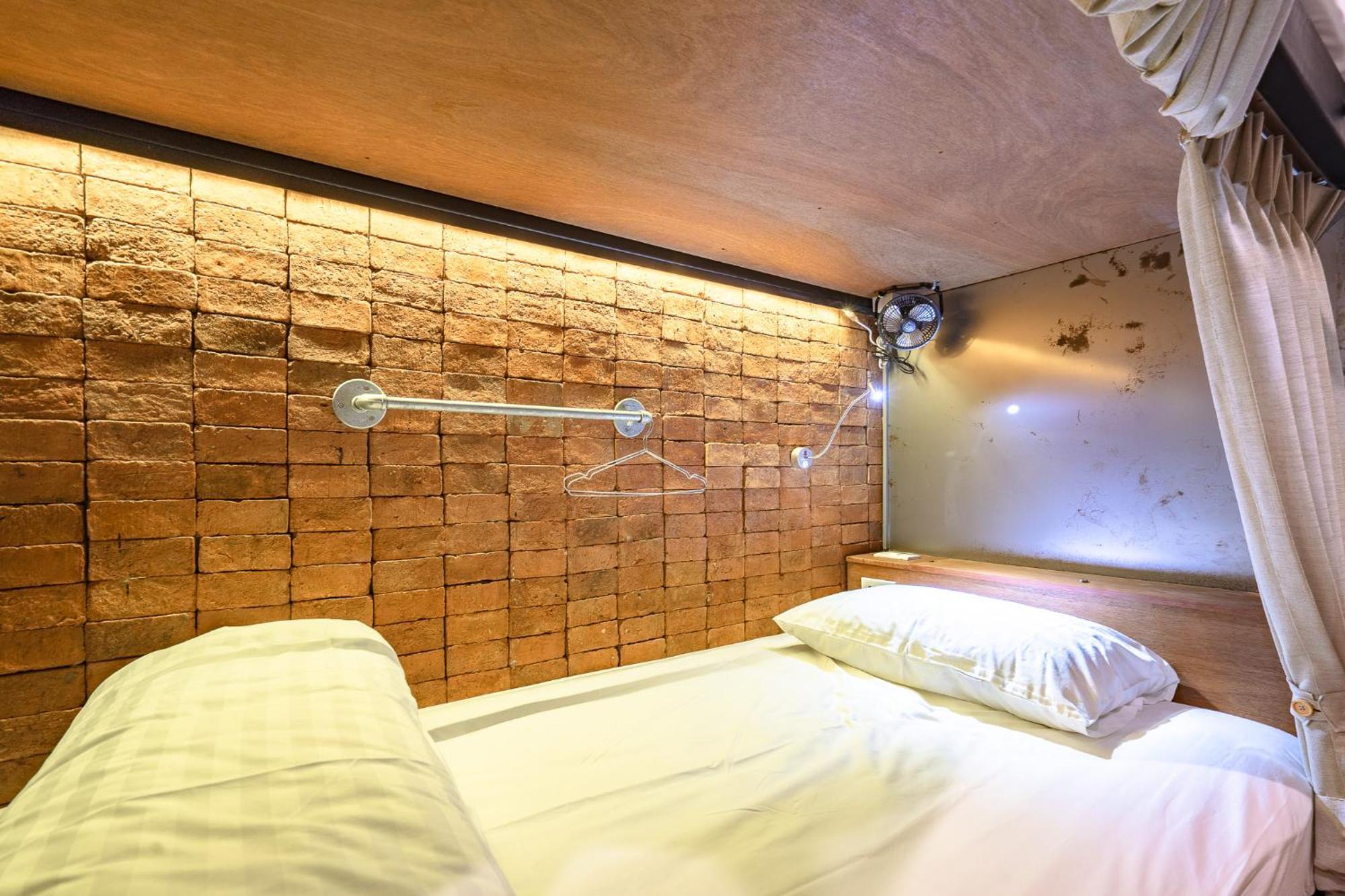 Siam Plug In Hostel Bangkok Esterno foto