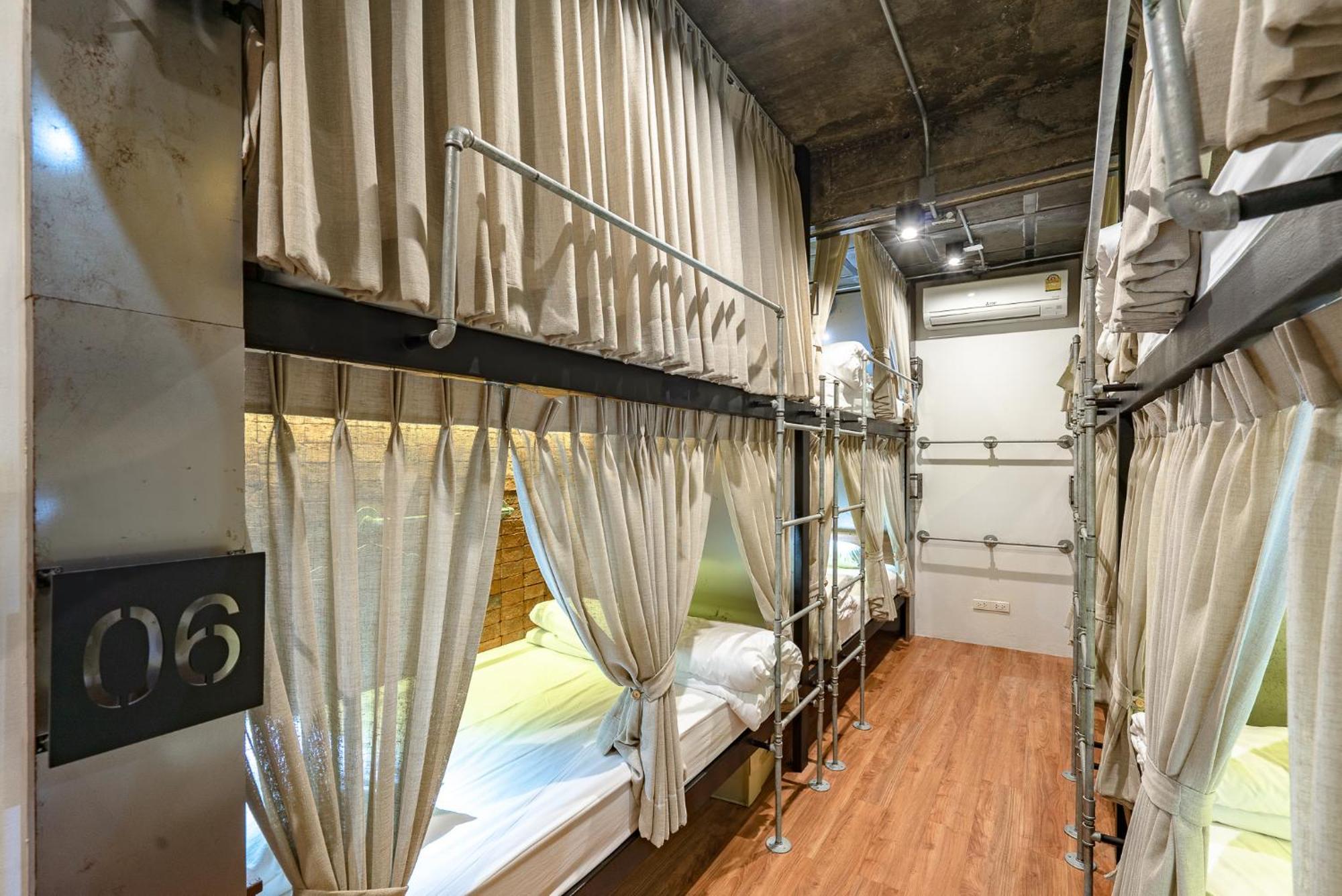 Siam Plug In Hostel Bangkok Esterno foto