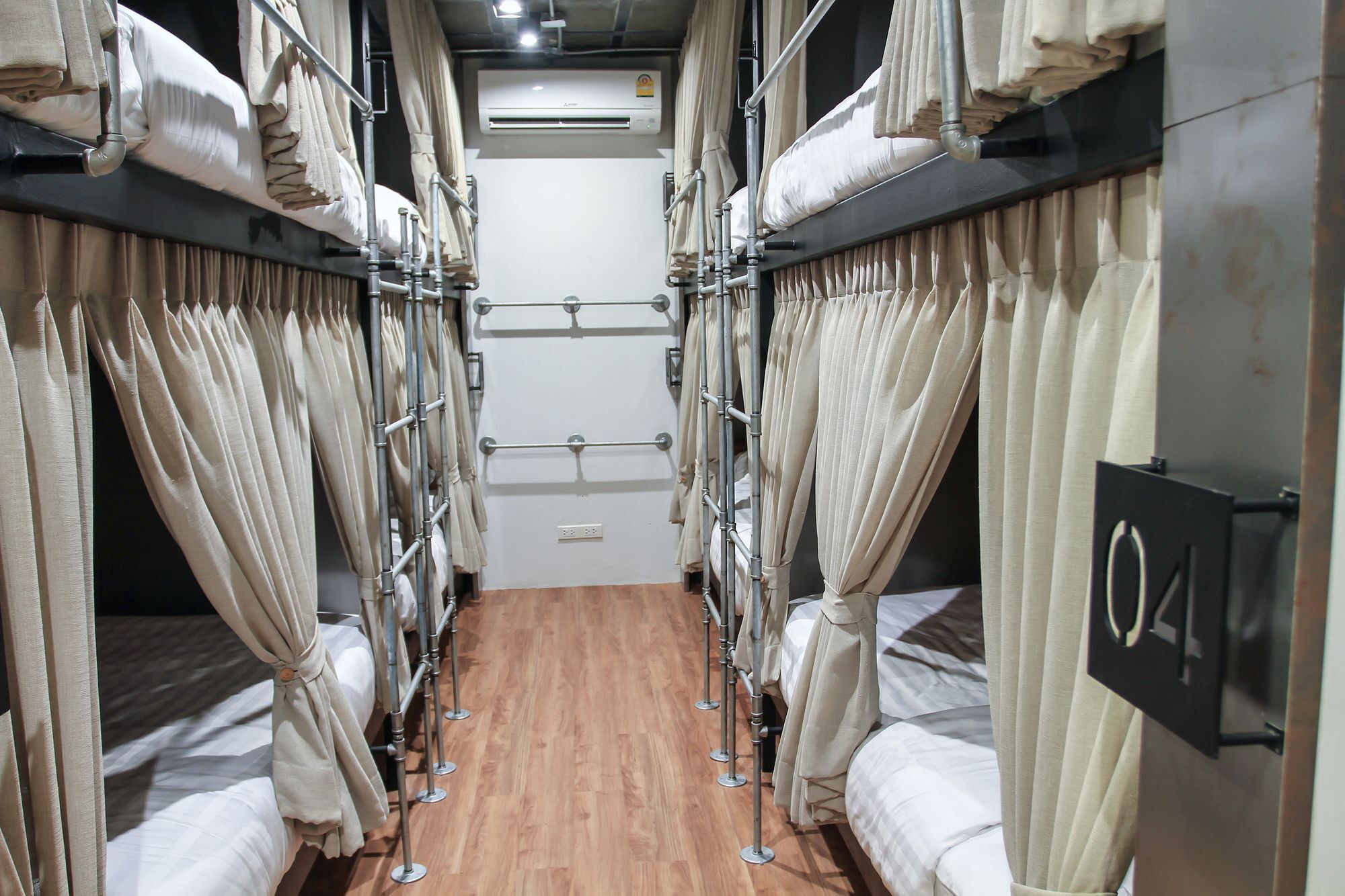 Siam Plug In Hostel Bangkok Esterno foto